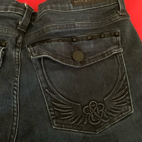 These are super nice ladies Rock & Republic dark blue jeans - Picture 2 of 4